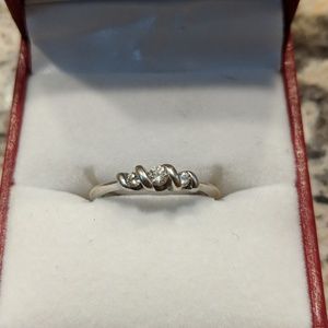 White gold and diamond ring 🌻 READ DESCRIPTION 🌻